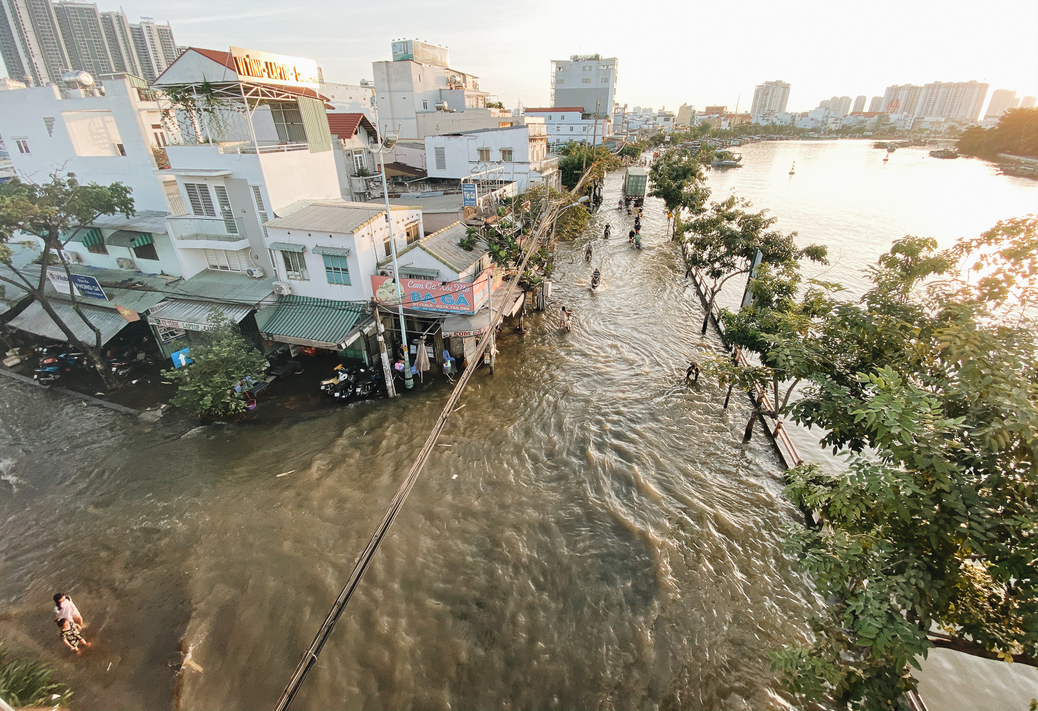 The high tide rose, the people of Saigon were sad because the roads and houses were very flooded, which caused the business to become boring - Photo 1.