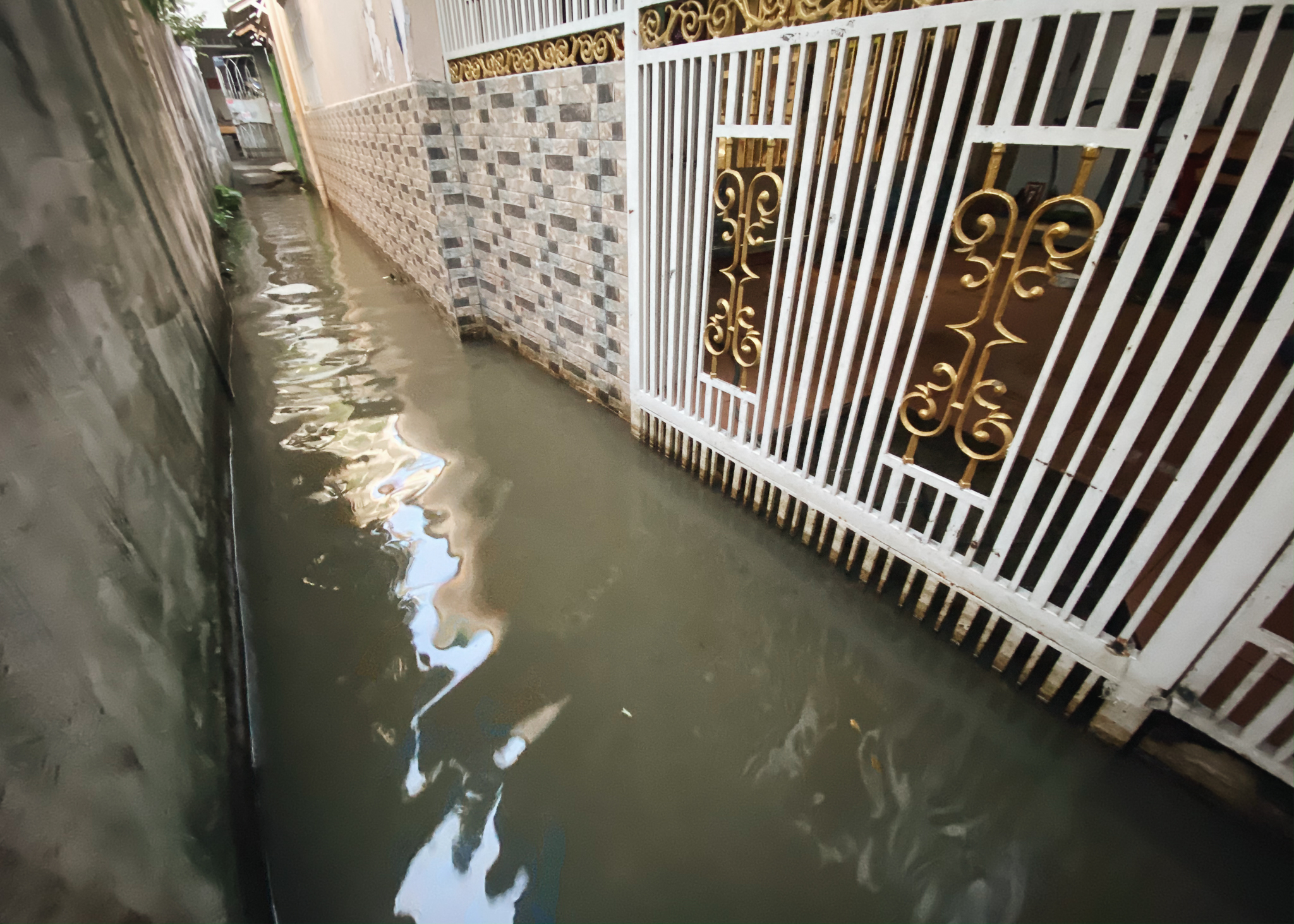 The high tide rose, the people of Saigon were sad because the roads and houses were very flooded, which made the business dull - Photo 14.