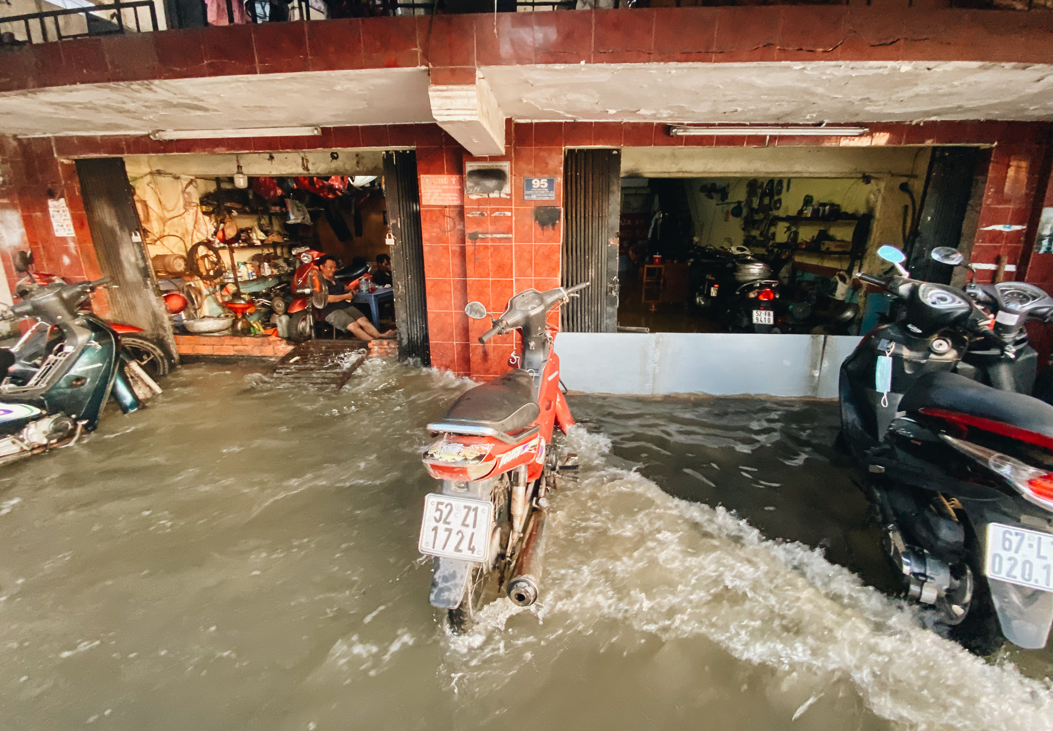 The high tide rose, the people of Saigon were sad because the roads and houses were very flooded, which made the business get boring - Photo 13.