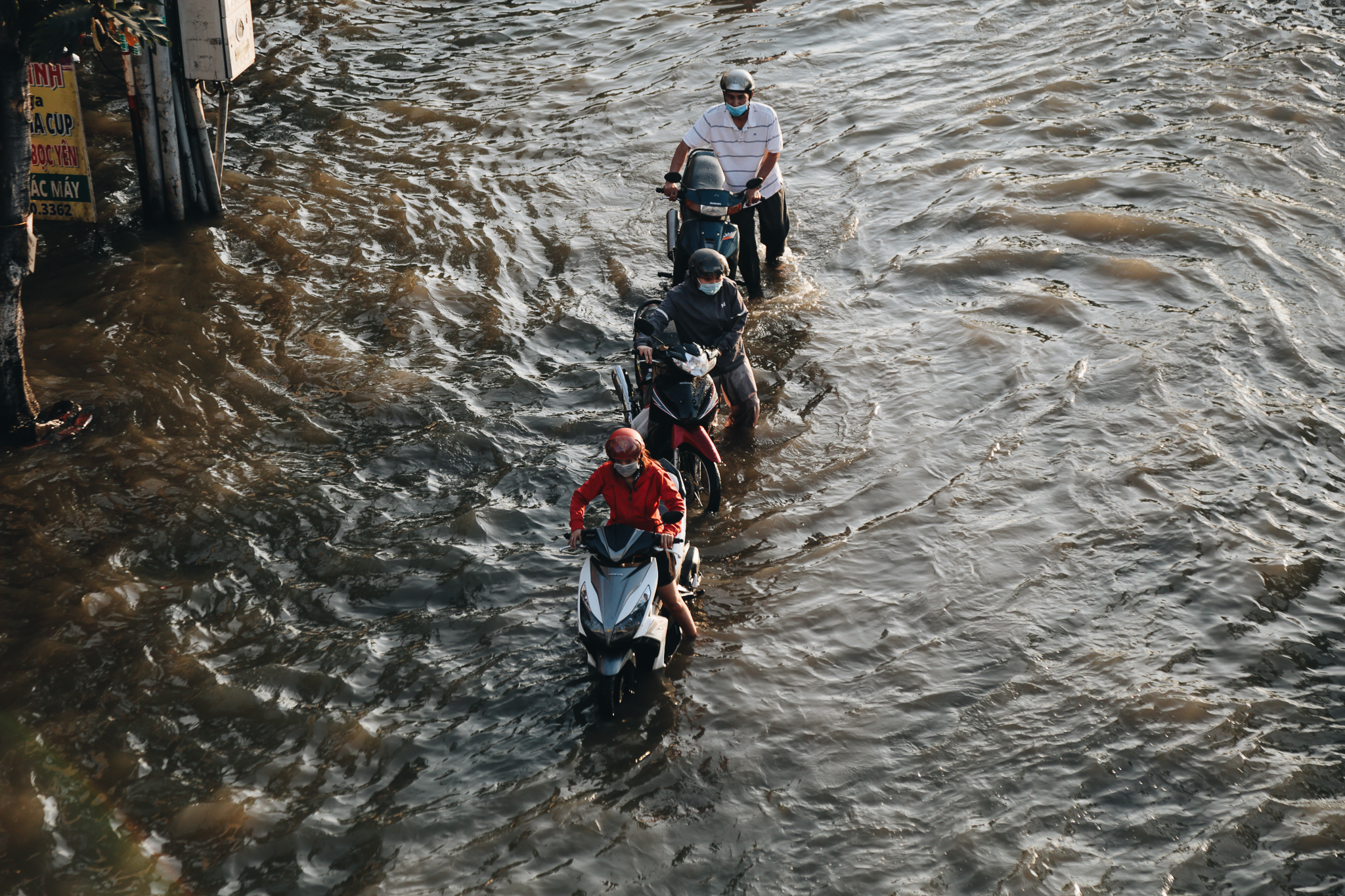 The high tide rose, the people of Saigon were sad because the roads and houses were very flooded, which made the business dull - Photo 3.