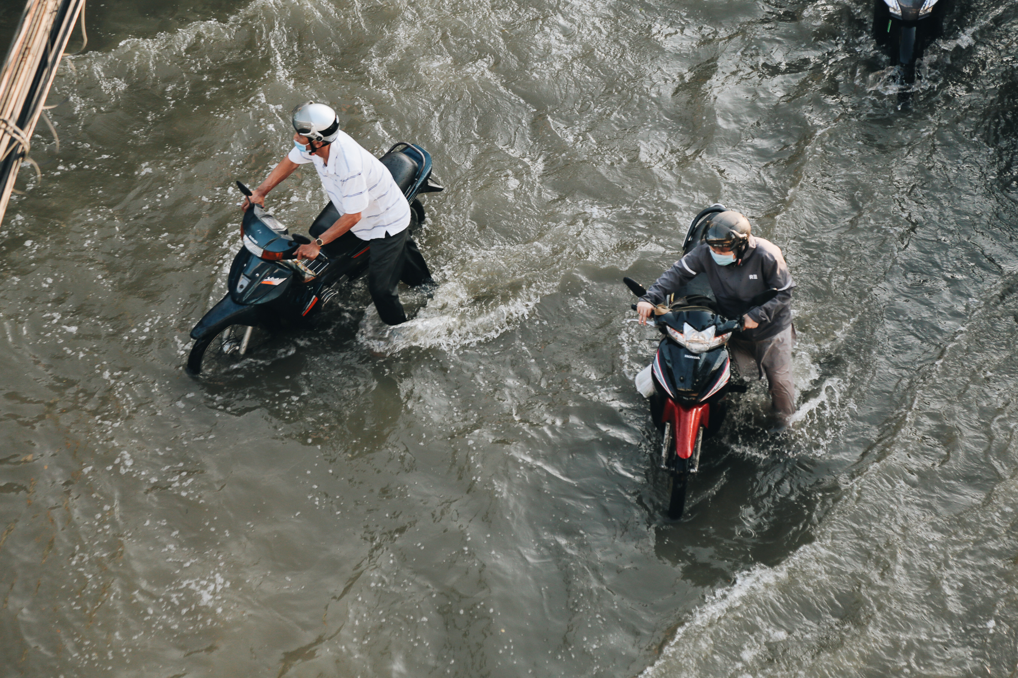 The high tide rose, the people of Saigon were upset because the roads and houses were very flooded, which caused the business to become boring - Photo 4.