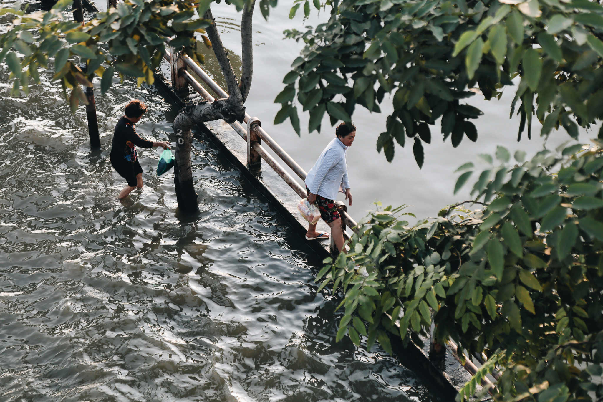 The high tide rose, the people of Saigon were sad because the roads and houses were very flooded, which made the business boring - Photo 15.