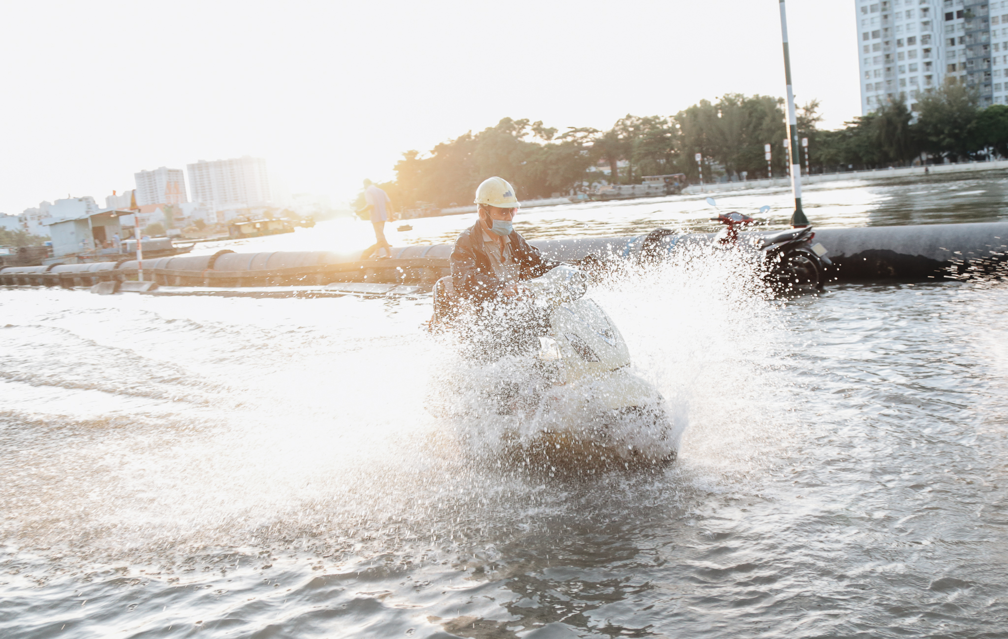 The high tide rose, the people of Saigon were sad because the roads and houses were very flooded, which made the business boring - Photo 6.