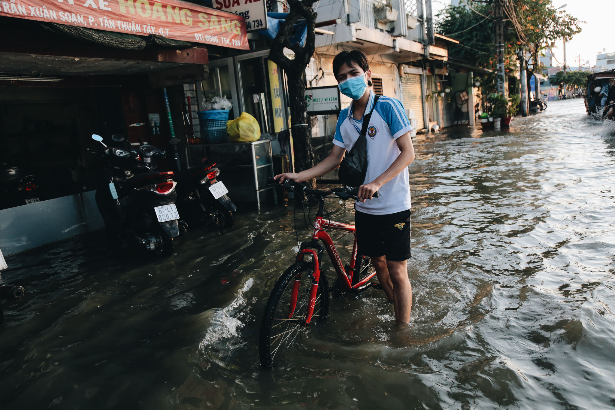 The high tide rose, the people of Saigon were upset because the roads and houses were very flooded, which made the business boring - Photo 9.