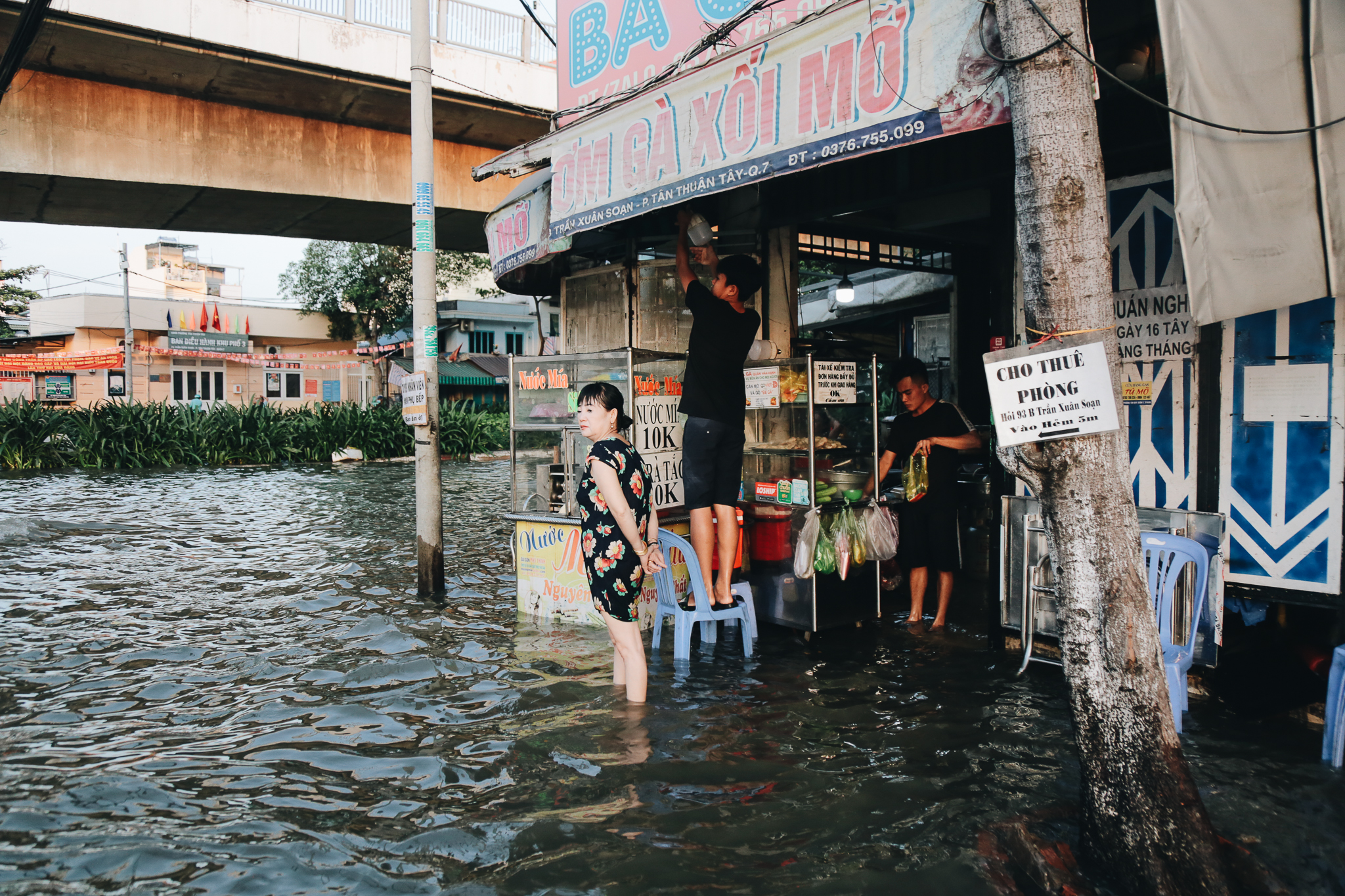 The high tide rose, the people of Saigon were sad because the roads and houses were very flooded, which made the business boring - Photo 11.