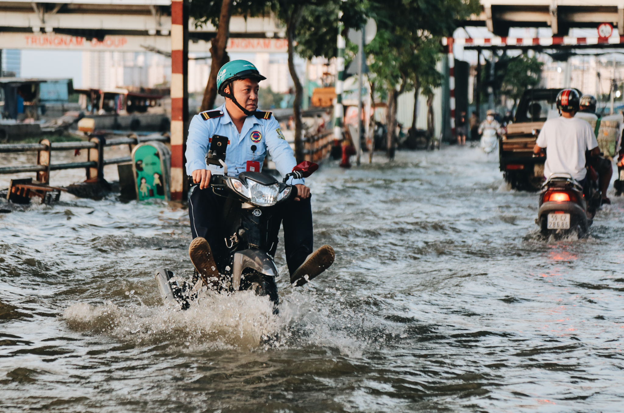 The high tide rose, the people of Saigon were sad because the roads and houses were very flooded, which caused the business to become boring - Photo 7.