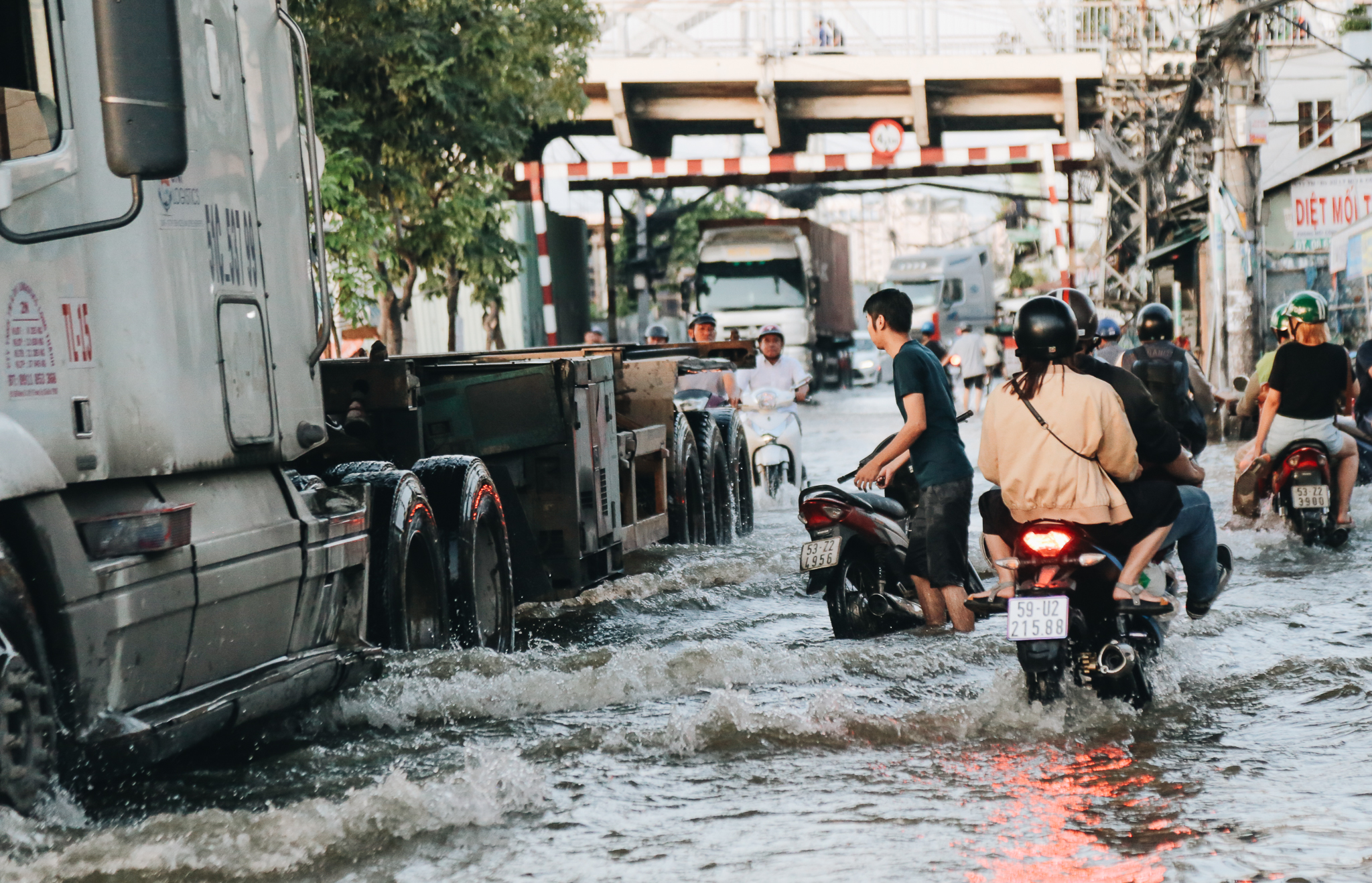 The high tide rose, the people of Saigon were sad because the roads and houses were very flooded, making the business boring - Photo 8.