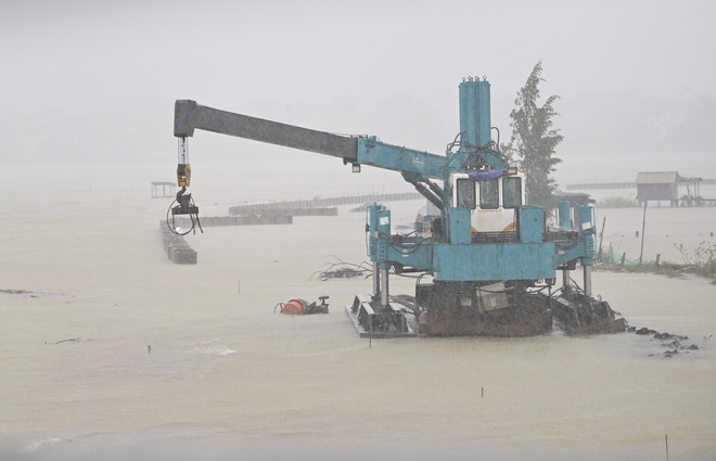 Bão Vamco đổ bộ vào đất liền: Các tỉnh miền Trung gió giật kinh hoàng, đảo Cồn Cỏ bị cắt đứt hoàn toàn liên lạc - Ảnh 2.
