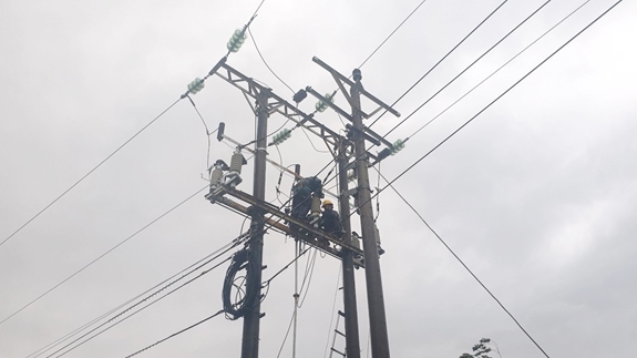 Bão Vamco đổ bộ vào đất liền: Các tỉnh miền Trung gió giật kinh hoàng, đảo Cồn Cỏ bị cắt đứt hoàn toàn liên lạc - Ảnh 1.