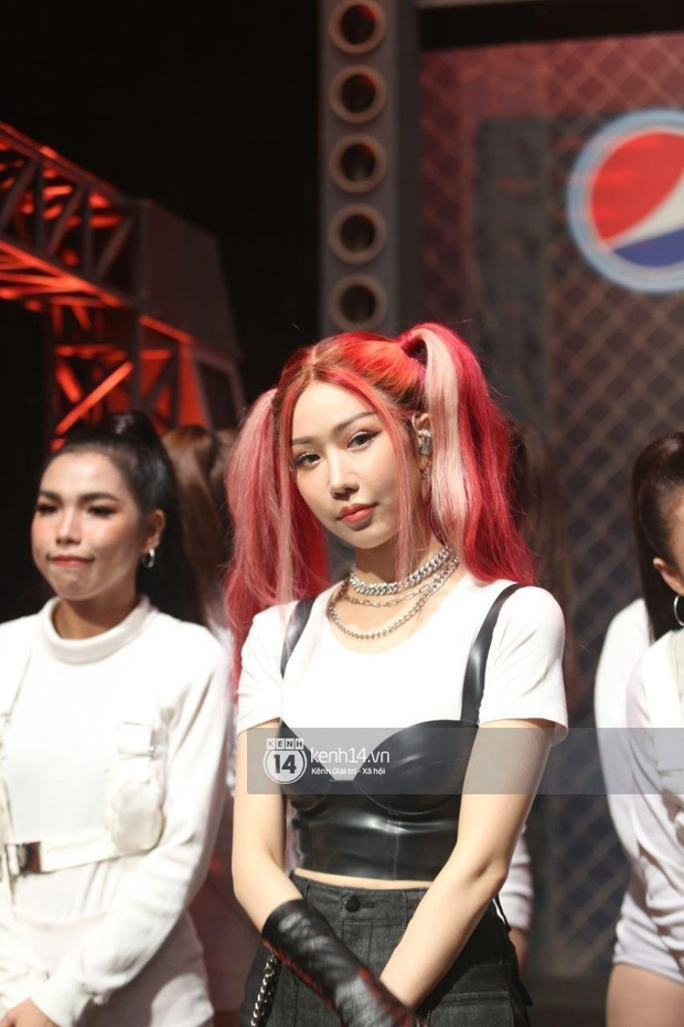 Dàn sao mặc cố đổ bộ 2 cuộc thi rap: Khả Như (Rap Việt) lên đồ rách tả tơi nhưng chưa gây choáng bằng MC Phí Linh (King Of Rap) - Ảnh 14. Dàn sao mặc cố đổ bộ 2 cuộc thi rap: Khả Như (Rap Việt) lên đồ rách tả tơi nhưng chưa gây choáng bằng MC Phí Linh (King Of Rap) - Ảnh 14.