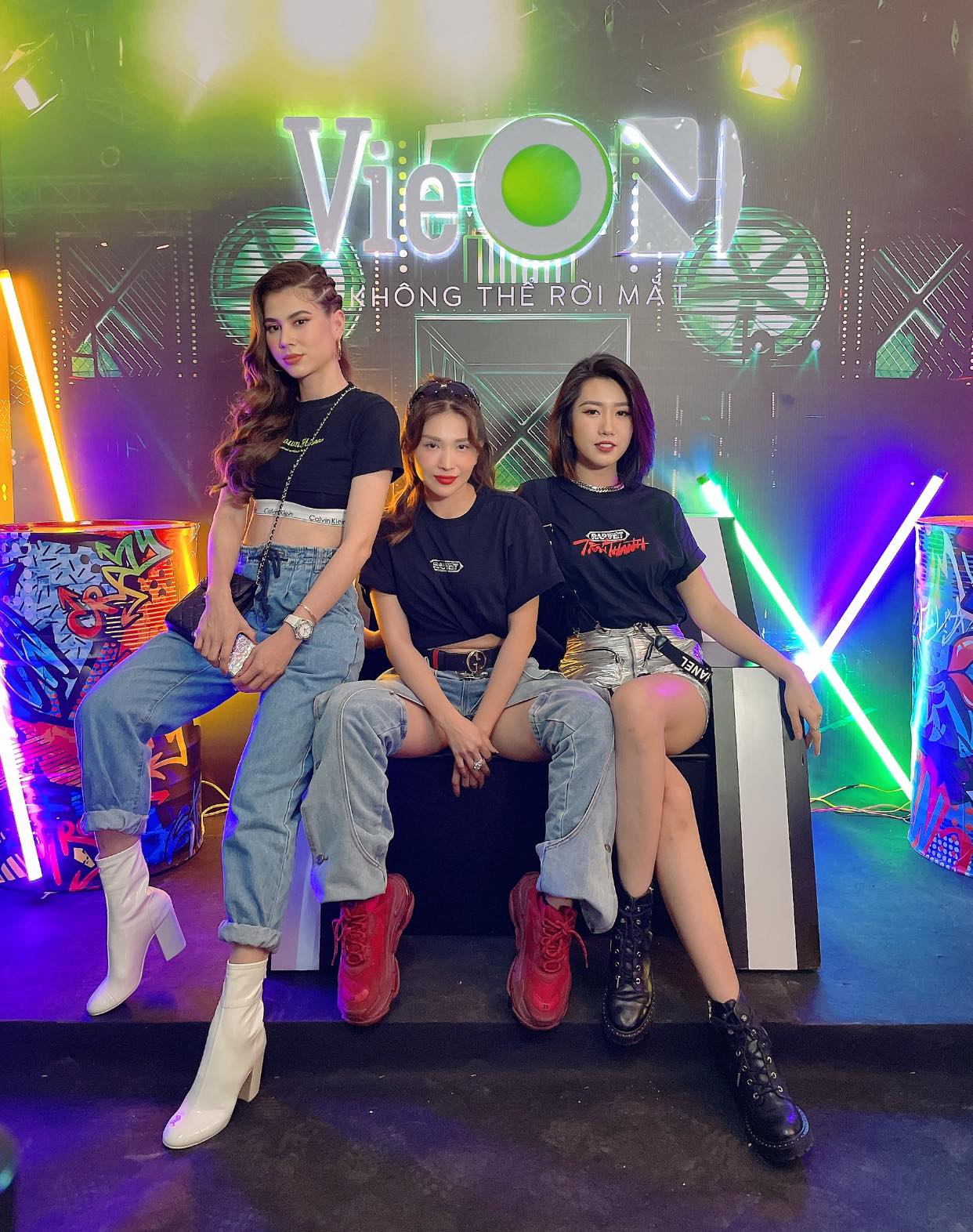 Dàn sao mặc cố đổ bộ 2 cuộc thi rap: Khả Như (Rap Việt) lên đồ rách tả tơi nhưng chưa gây choáng bằng MC Phí Linh (King Of Rap) - Ảnh 10. Dàn sao mặc cố đổ bộ 2 cuộc thi rap: Khả Như (Rap Việt) lên đồ rách tả tơi nhưng chưa gây choáng bằng MC Phí Linh (King Of Rap) - Ảnh 10.