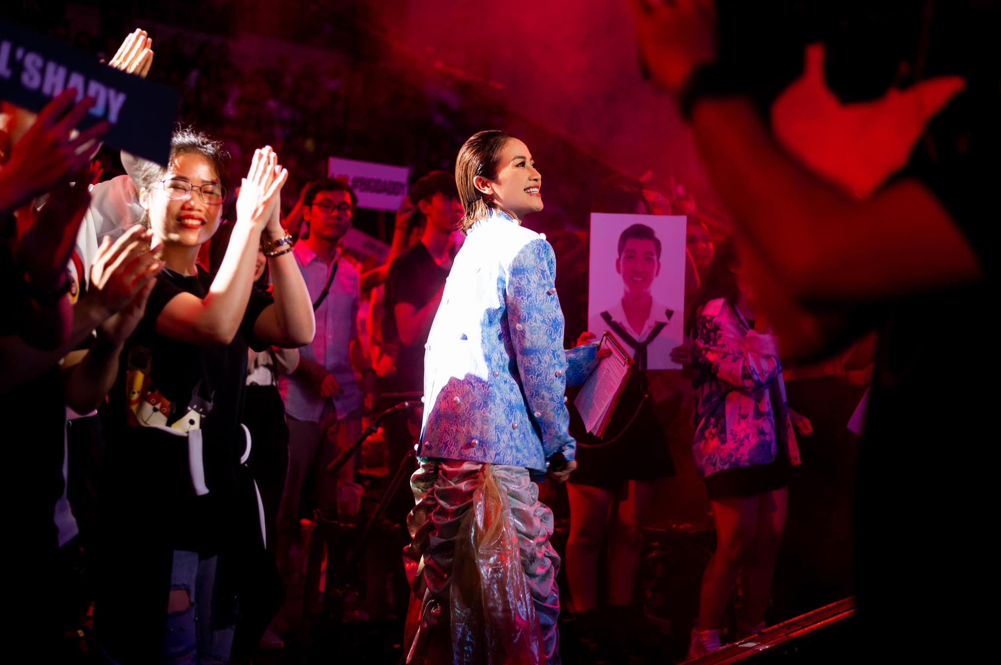 Dàn sao mặc cố đổ bộ 2 cuộc thi rap: Khả Như (Rap Việt) lên đồ rách tả tơi nhưng chưa gây choáng bằng MC Phí Linh (King Of Rap) - Ảnh 3. Dàn sao mặc cố đổ bộ 2 cuộc thi rap: Khả Như (Rap Việt) lên đồ rách tả tơi nhưng chưa gây choáng bằng MC Phí Linh (King Of Rap) - Ảnh 3.
