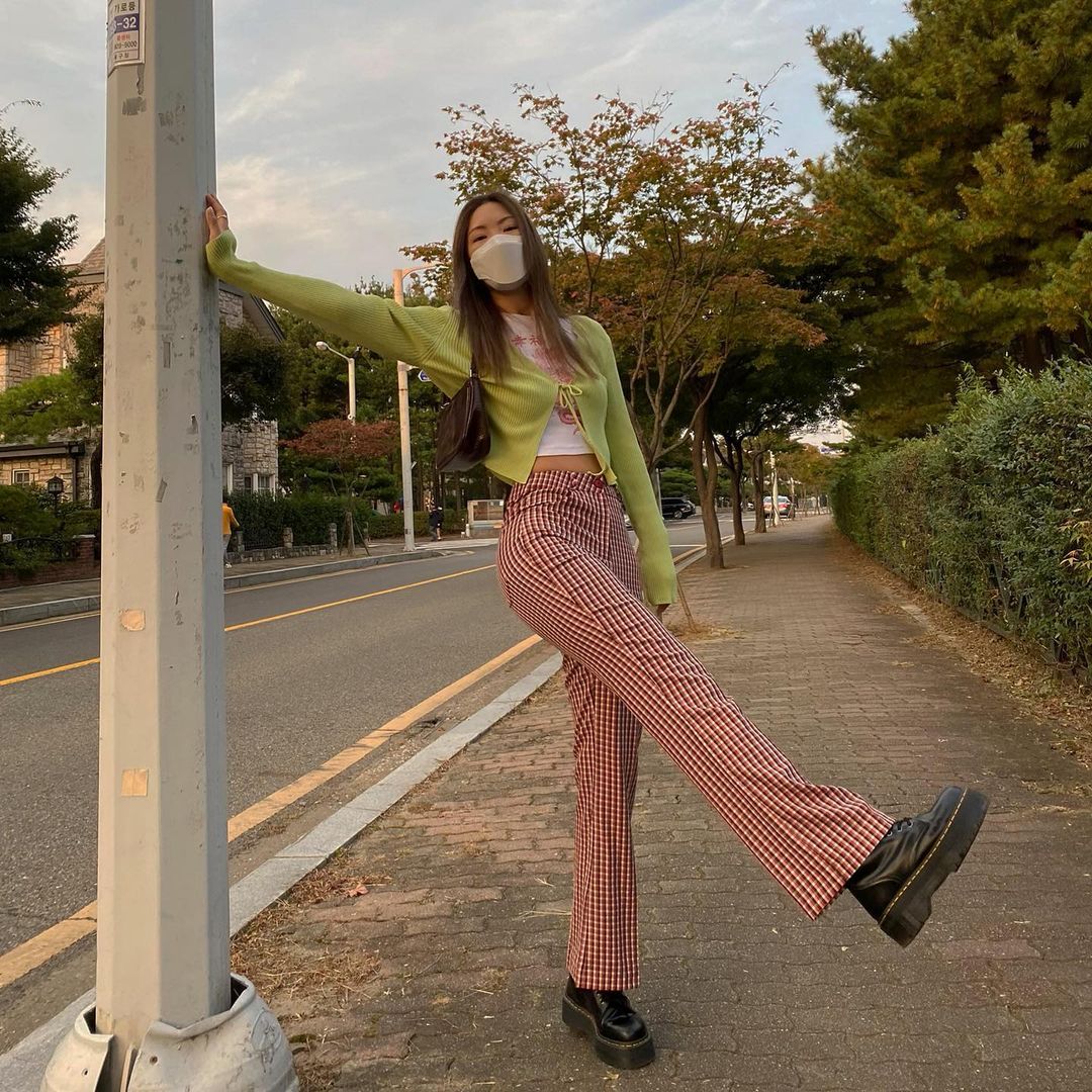 Diện đồ đẹp mà không biết chọn giày coi như bỏ, combat boots đang hot rần rần không khó xơi như bạn tưởng - Ảnh 4. Diện đồ đẹp mà không biết chọn giày coi như bỏ, combat boots đang hot rần rần không khó xơi như bạn tưởng - Ảnh 4.