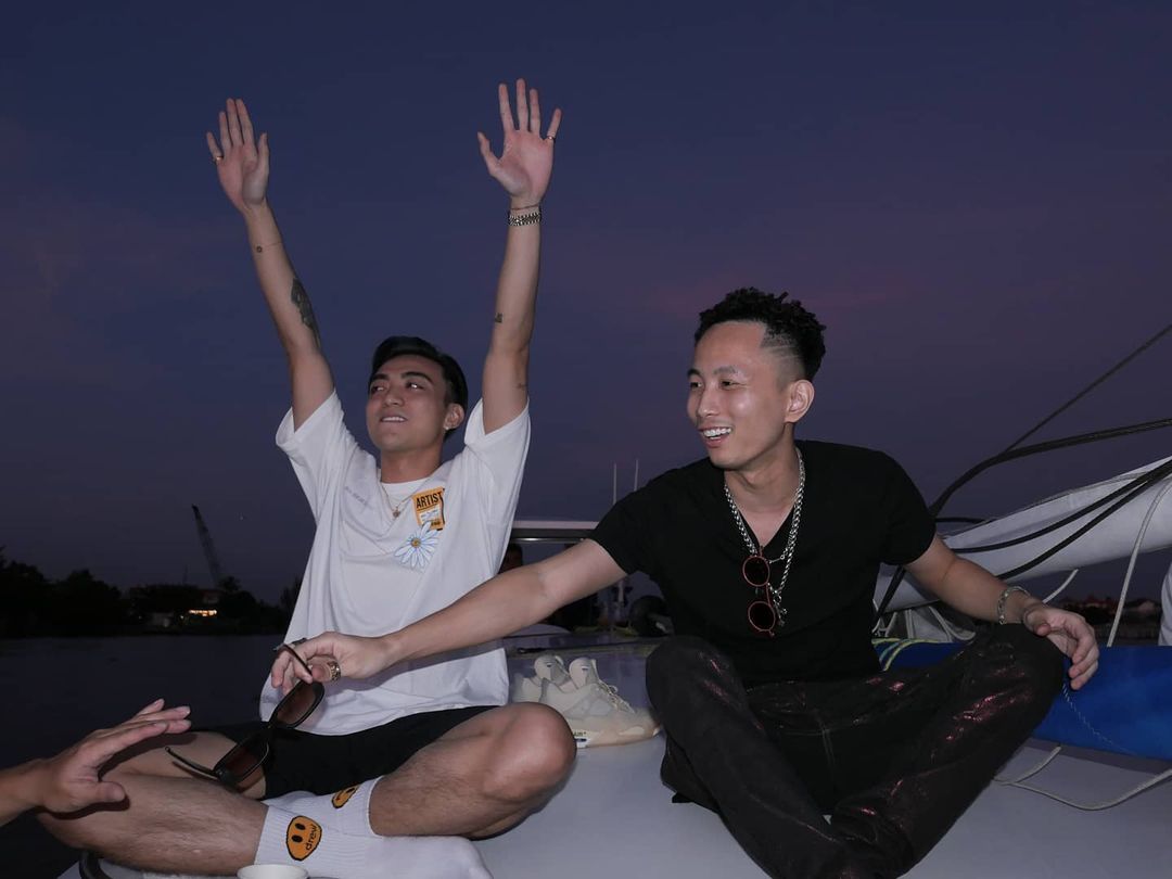 Châu Bùi vừa làm tiệc trên du thuyền, Binz cũng liền có động thái party nhún nhảy linh đình trên sông không hề kém miếng bạn gái? - Ảnh 3. Châu Bùi vừa làm tiệc trên du thuyền, Binz cũng liền có động thái party nhún nhảy linh đình trên sông không hề kém miếng bạn gái? - Ảnh 3.