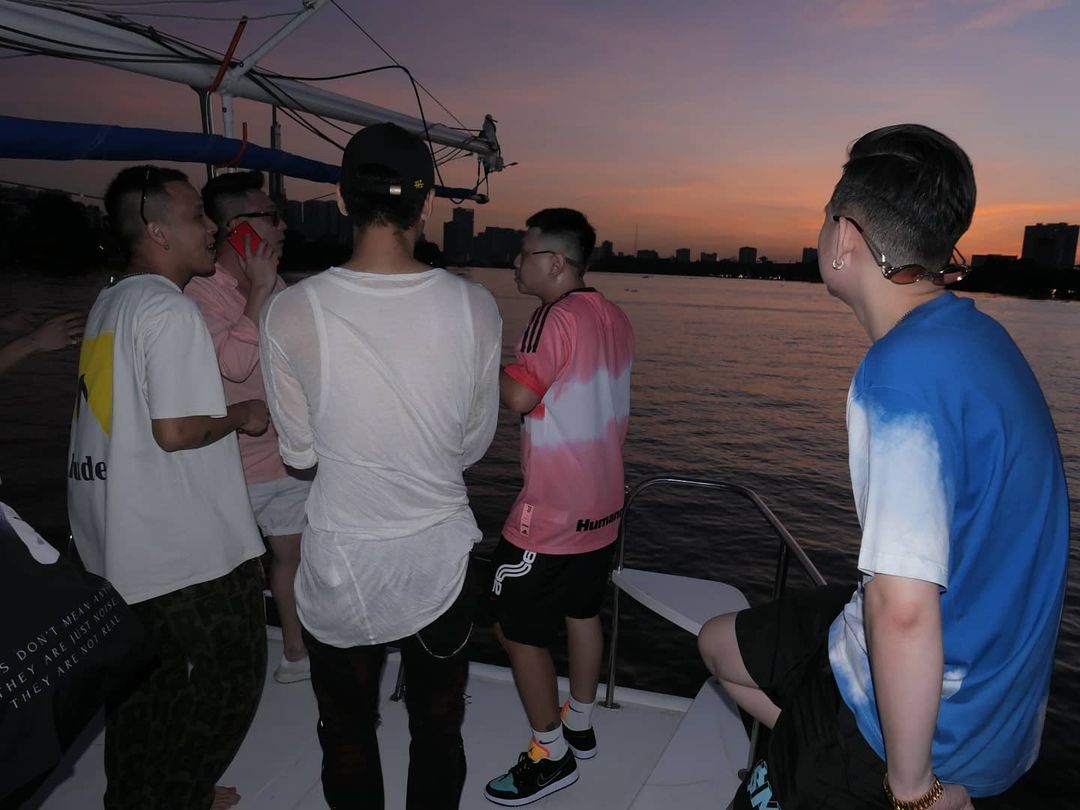 Châu Bùi vừa làm tiệc trên du thuyền, Binz cũng liền có động thái party nhún nhảy linh đình trên sông không hề kém miếng bạn gái? - Ảnh 4. Châu Bùi vừa làm tiệc trên du thuyền, Binz cũng liền có động thái party nhún nhảy linh đình trên sông không hề kém miếng bạn gái? - Ảnh 4.
