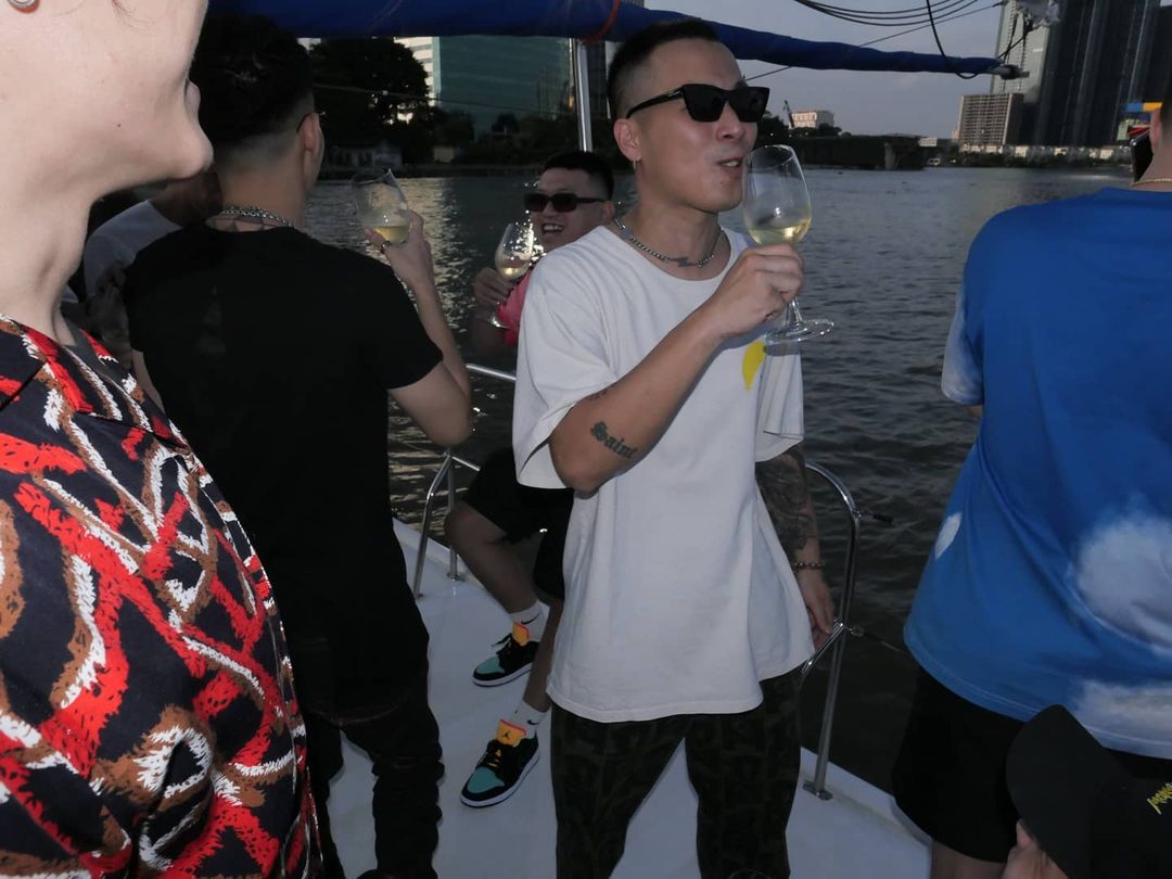 Châu Bùi vừa làm tiệc trên du thuyền, Binz cũng liền có động thái party nhún nhảy linh đình trên sông không hề kém miếng bạn gái? - Ảnh 6. Châu Bùi vừa làm tiệc trên du thuyền, Binz cũng liền có động thái party nhún nhảy linh đình trên sông không hề kém miếng bạn gái? - Ảnh 6.