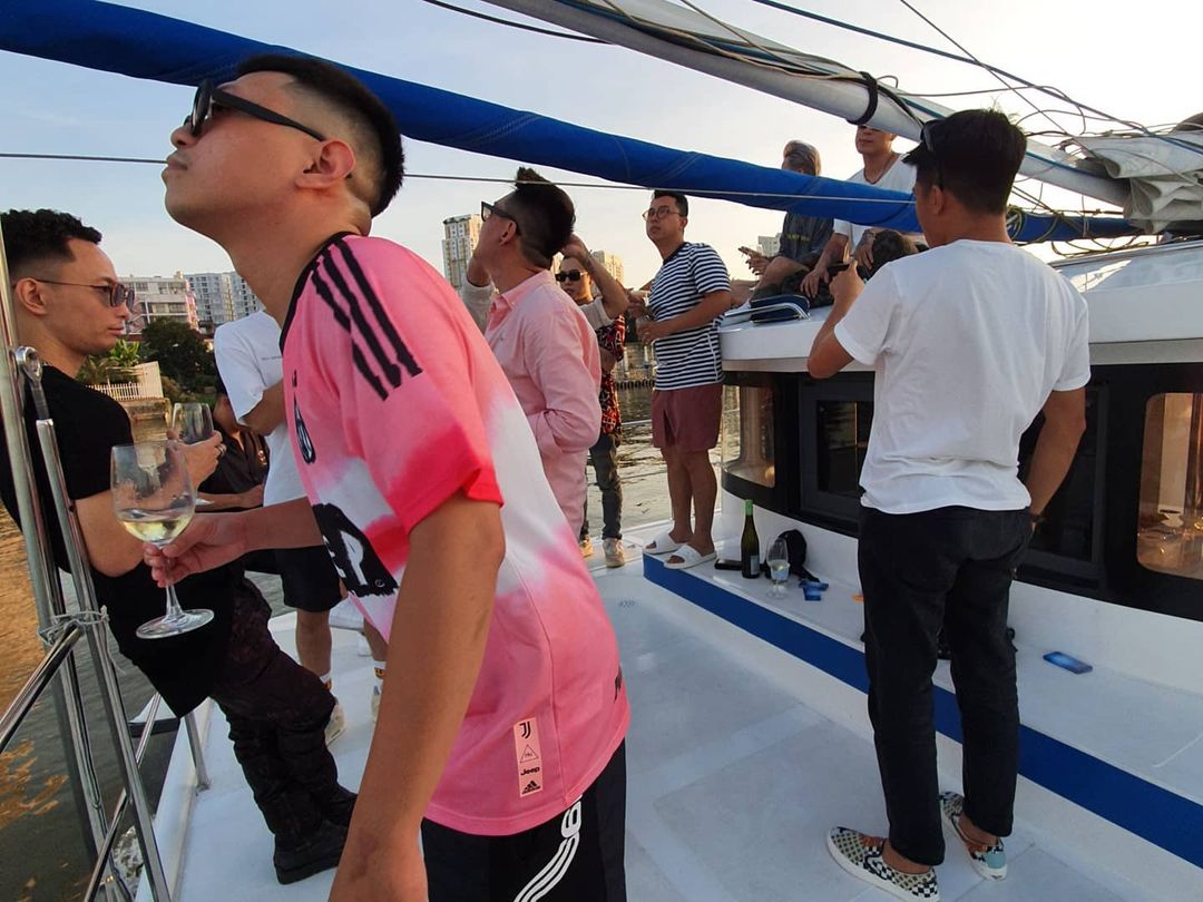 Châu Bùi vừa làm tiệc trên du thuyền, Binz cũng liền có động thái party nhún nhảy linh đình trên sông không hề kém miếng bạn gái? - Ảnh 7. Châu Bùi vừa làm tiệc trên du thuyền, Binz cũng liền có động thái party nhún nhảy linh đình trên sông không hề kém miếng bạn gái? - Ảnh 7.