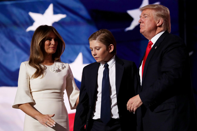 Thói quen thường xuyên của Hoàng tử Nhà Trắng Barron Trump khi đi cùng bố mẹ suốt 4 năm qua mà không mấy ai để ý tới - Ảnh 2.