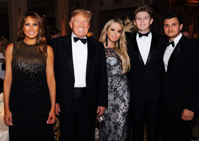 Thói quen thường xuyên của Hoàng tử Nhà Trắng Barron Trump khi đi cùng bố mẹ suốt 4 năm qua mà không mấy ai để ý tới - Ảnh 9.