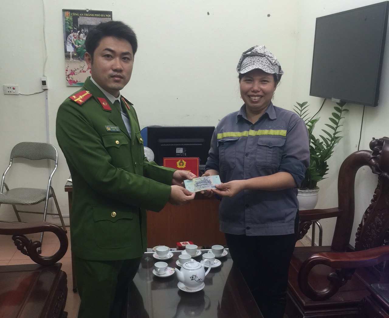 Chị lao công vui sướng khi nhận lại gần 3 triệu do bé trai lớp 4 nhặt được: “Số tiền đó là công sức cả tháng thu gom rác của tôi - Ảnh 2. Chị lao công vui sướng khi nhận lại gần 3 triệu do bé trai lớp 4 nhặt được: “Số tiền đó là công sức cả tháng thu gom rác của tôi - Ảnh 2.