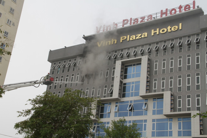Cận cảnh bên trong khách sạn 4 sao vừa xảy ra hỏa hoạn, một phòng bị thiêu rụi hoàn toàn - Ảnh 2.