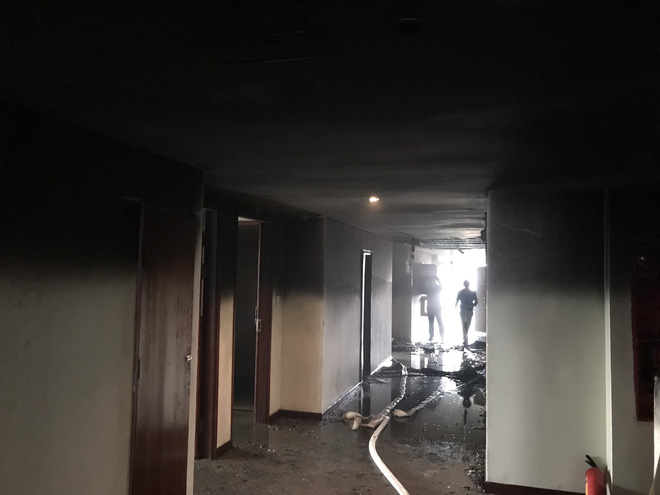 Cận cảnh bên trong khách sạn 4 sao vừa xảy ra hỏa hoạn, một phòng bị thiêu rụi hoàn toàn - Ảnh 8.