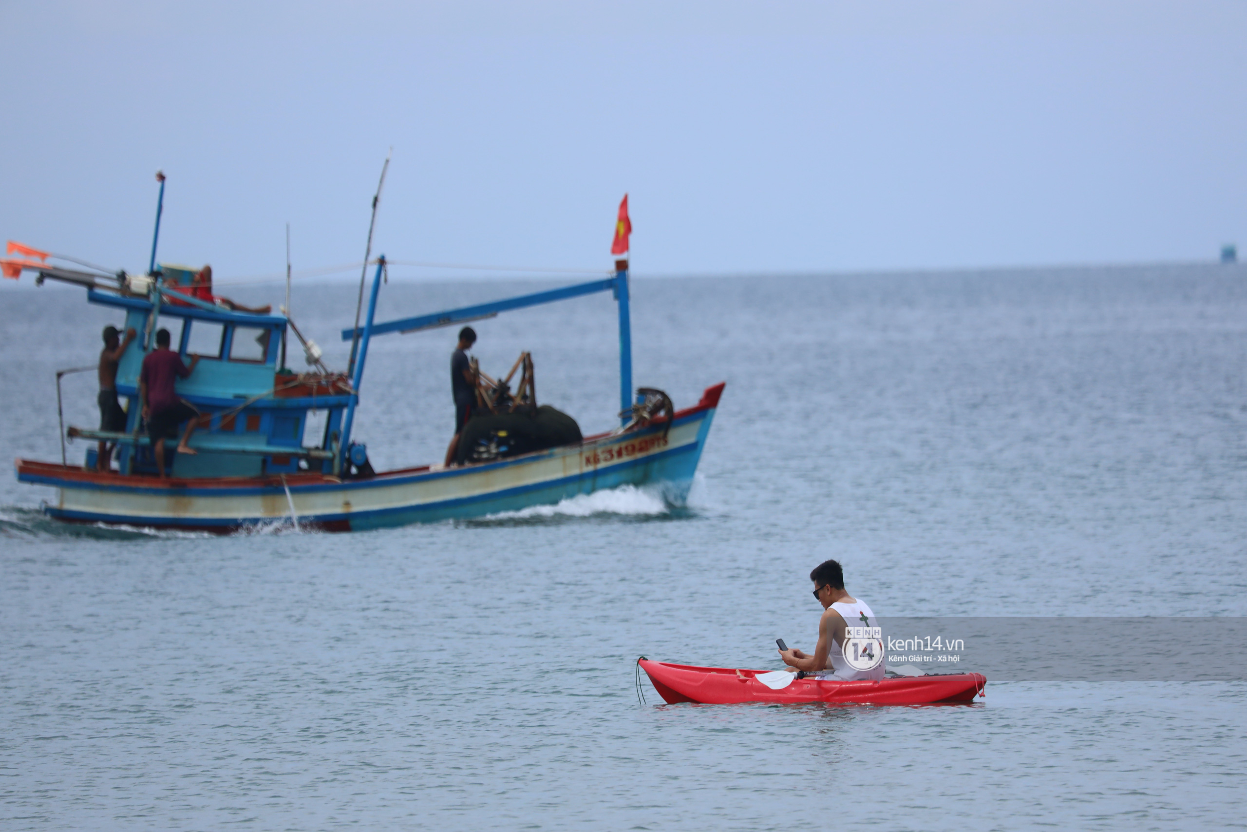 Bà hàng xóm tường thuật trực tiếp buổi sáng ý nghĩa của Dũng gôn: Chèo thuyền thật xa rồi nằm ườn khoe body, đã tính toán góc đẹp cả rồi ý! - Ảnh 9. Bà hàng xóm tường thuật trực tiếp buổi sáng ý nghĩa của Dũng gôn: Chèo thuyền thật xa rồi nằm ườn khoe body, đã tính toán góc đẹp cả rồi ý! - Ảnh 9.