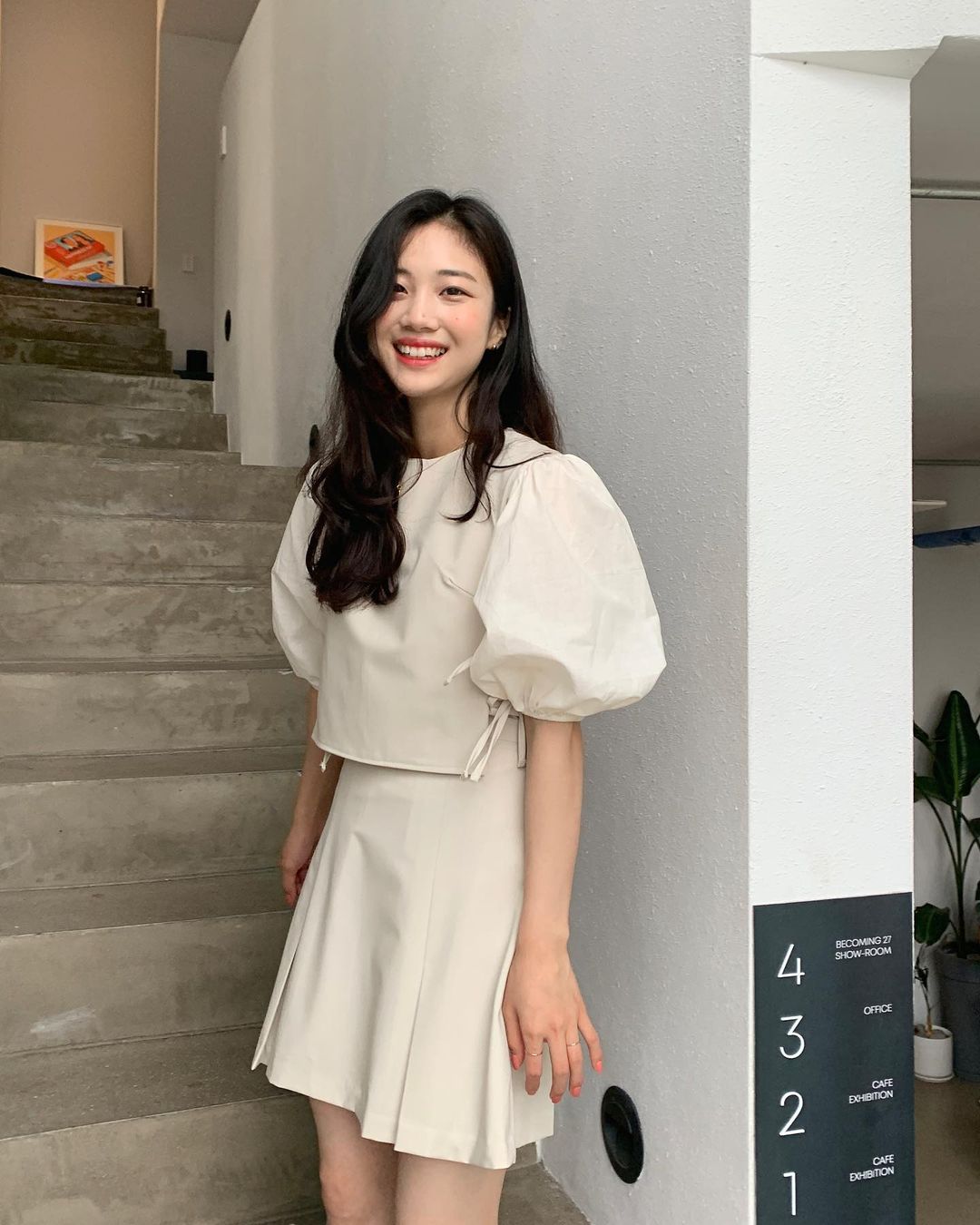 Những chiếc áo bánh bèo đang chiếm sóng Instagram sao Việt dạo này, nhìn rườm rà vậy thôi chứ dễ mix đồ lắm - Ảnh 12. Những chiếc áo bánh bèo đang chiếm sóng Instagram sao Việt dạo này, nhìn rườm rà vậy thôi chứ dễ mix đồ lắm - Ảnh 12.