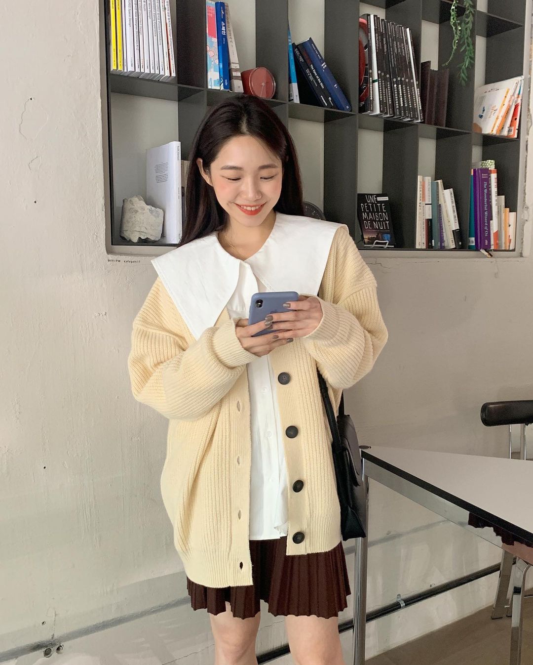 Những chiếc áo bánh bèo đang chiếm sóng Instagram sao Việt dạo này, nhìn rườm rà vậy thôi chứ dễ mix đồ lắm - Ảnh 11. Những chiếc áo bánh bèo đang chiếm sóng Instagram sao Việt dạo này, nhìn rườm rà vậy thôi chứ dễ mix đồ lắm - Ảnh 11.