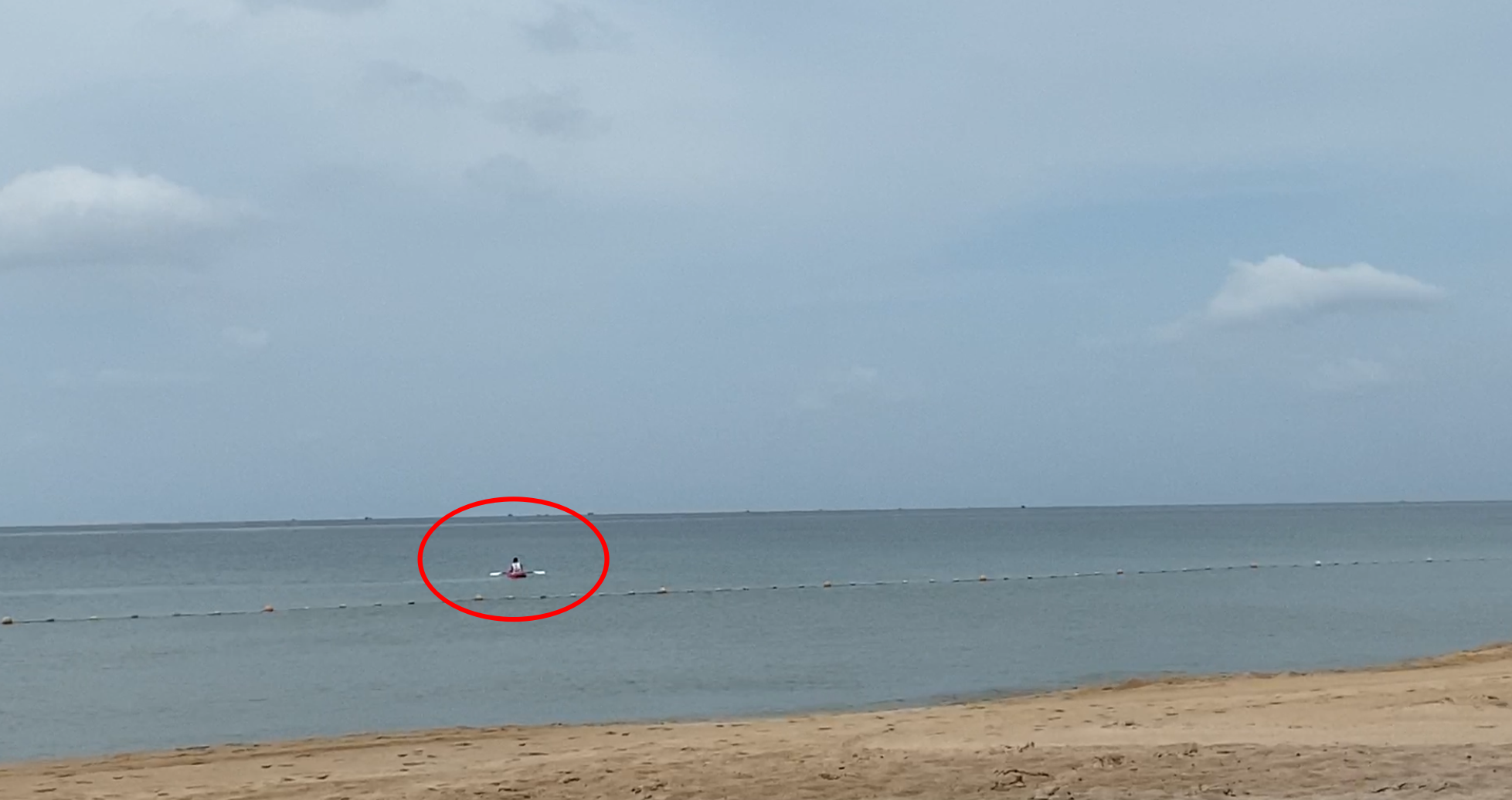 Bà hàng xóm tường thuật trực tiếp buổi sáng ý nghĩa của Dũng gôn: Chèo thuyền thật xa rồi nằm ườn khoe body, đã tính toán góc đẹp cả rồi ý! - Ảnh 3. Bà hàng xóm tường thuật trực tiếp buổi sáng ý nghĩa của Dũng gôn: Chèo thuyền thật xa rồi nằm ườn khoe body, đã tính toán góc đẹp cả rồi ý! - Ảnh 3.