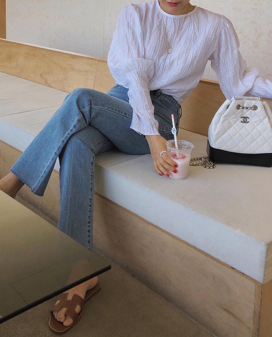 Những chiếc áo bánh bèo đang chiếm sóng Instagram sao Việt dạo này, nhìn rườm rà vậy thôi chứ dễ mix đồ lắm - Ảnh 6. Những chiếc áo bánh bèo đang chiếm sóng Instagram sao Việt dạo này, nhìn rườm rà vậy thôi chứ dễ mix đồ lắm - Ảnh 6.