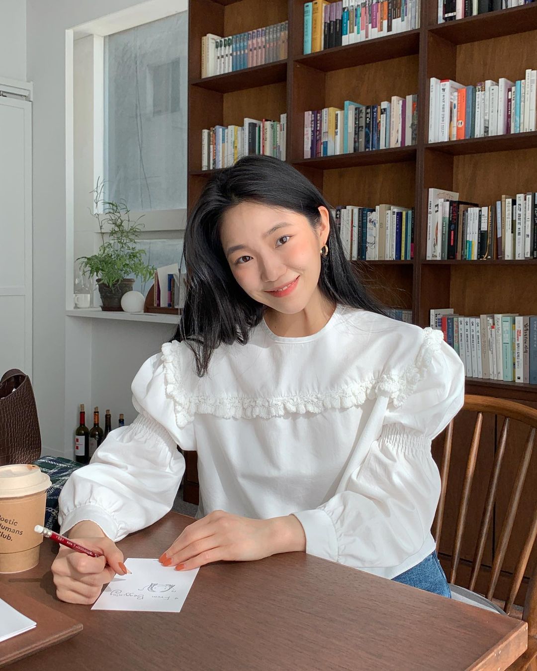 Những chiếc áo bánh bèo đang chiếm sóng Instagram sao Việt dạo này, nhìn rườm rà vậy thôi chứ dễ mix đồ lắm - Ảnh 5. Những chiếc áo bánh bèo đang chiếm sóng Instagram sao Việt dạo này, nhìn rườm rà vậy thôi chứ dễ mix đồ lắm - Ảnh 5.
