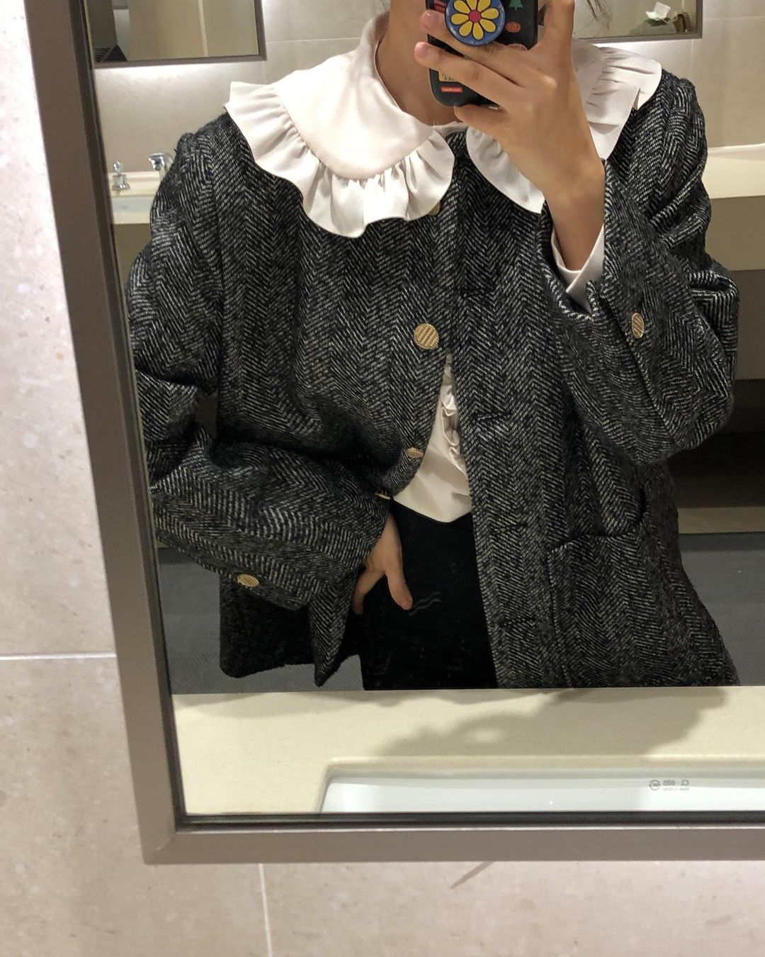 Những chiếc áo bánh bèo đang chiếm sóng Instagram sao Việt dạo này, nhìn rườm rà vậy thôi chứ dễ mix đồ lắm - Ảnh 13. Những chiếc áo bánh bèo đang chiếm sóng Instagram sao Việt dạo này, nhìn rườm rà vậy thôi chứ dễ mix đồ lắm - Ảnh 13.