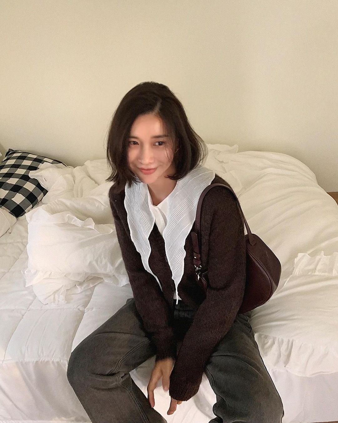 Những chiếc áo bánh bèo đang chiếm sóng Instagram sao Việt dạo này, nhìn rườm rà vậy thôi chứ dễ mix đồ lắm - Ảnh 14. Những chiếc áo bánh bèo đang chiếm sóng Instagram sao Việt dạo này, nhìn rườm rà vậy thôi chứ dễ mix đồ lắm - Ảnh 14.