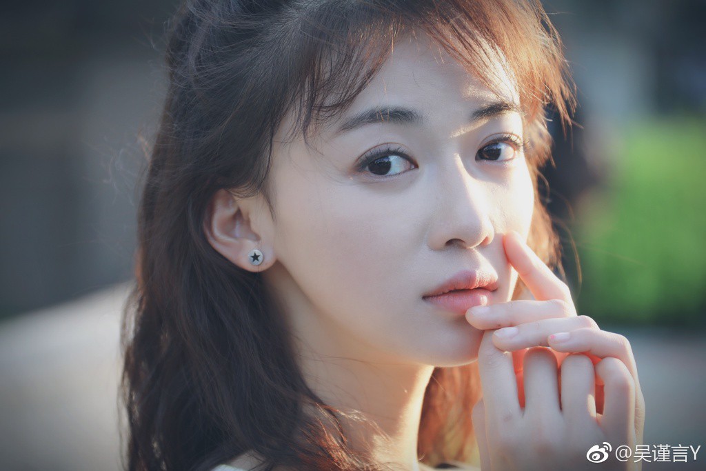 Không thể nhận ra đây là Ngụy Anh Lạc Ngô Cẩn Ngôn: Ảnh hậu trường lộ đôi mắt sụp, body gầy tới mức báo động - Ảnh 6. Không thể nhận ra đây là Ngụy Anh Lạc Ngô Cẩn Ngôn: Ảnh hậu trường lộ đôi mắt sụp, body gầy tới mức báo động - Ảnh 6.