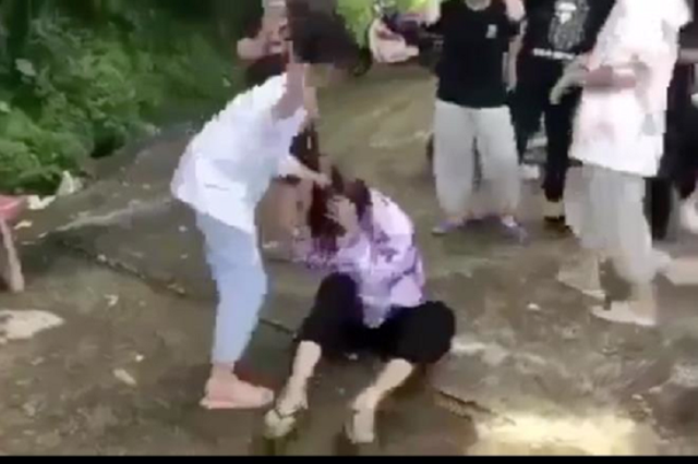 Vụ nữ sinh bị bạn đ&aacute;nh hội đồng ở Thanh H&oacute;a: Nỗi đau x&oacute;t của mẹ nạn nh&acirc;n - Ảnh 1.