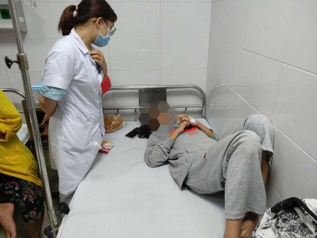 Vụ nữ sinh bị bạn đ&aacute;nh hội đồng ở Thanh H&oacute;a: Nỗi đau x&oacute;t của mẹ nạn nh&acirc;n - Ảnh 2.