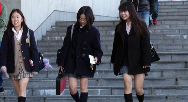 Bắt buộc nữ sinh mặc đồ lót trắng, thậm chí còn... kiểm tra định kỳ, trường học ở Nhật bị chỉ trích dữ dội - Ảnh 3.