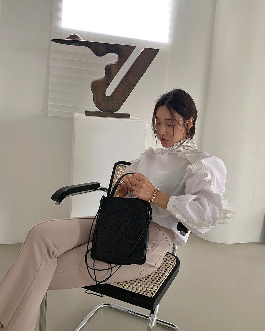 Những chiếc áo bánh bèo đang chiếm sóng Instagram sao Việt dạo này, nhìn rườm rà vậy thôi chứ dễ mix đồ lắm - Ảnh 4. Những chiếc áo bánh bèo đang chiếm sóng Instagram sao Việt dạo này, nhìn rườm rà vậy thôi chứ dễ mix đồ lắm - Ảnh 4.