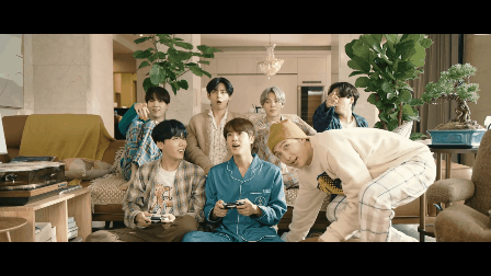 MV mới của BTS cũng kh&ocirc;ng c&oacute; g&igrave; đặc biệt, chỉ xỉu ngang xỉu dọc v&igrave; visual của 7 anh bạn trai cắt cảnh n&agrave;o ra cũng đẹp th&ocirc;i &yacute; m&agrave;! - Ảnh 9.