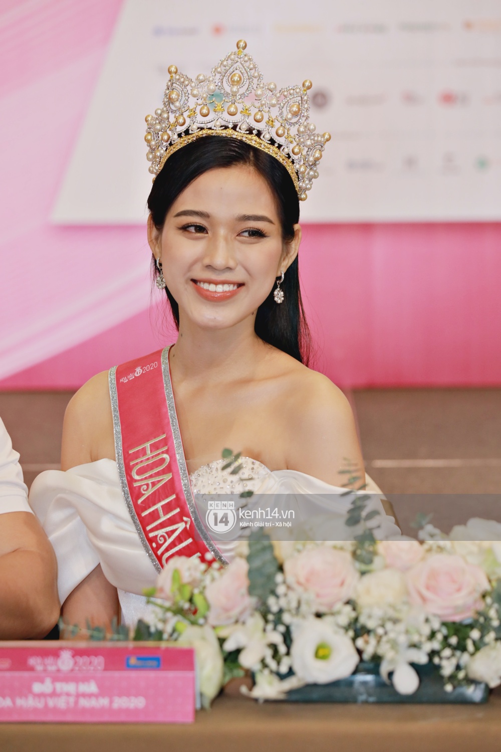 Bộ ảnh đọ sắc nét căng đầu tiên của Top 3 Hoa Hậu Việt Nam 2020: Tân Hoa hậu Đỗ Thị Hà bất ngờ bị Á hậu 2 Ngọc Thảo giật spotlight! - Ảnh 4. Bộ ảnh đọ sắc nét căng đầu tiên của Top 3 Hoa Hậu Việt Nam 2020: Tân Hoa hậu Đỗ Thị Hà bất ngờ bị Á hậu 2 Ngọc Thảo giật spotlight! - Ảnh 4.