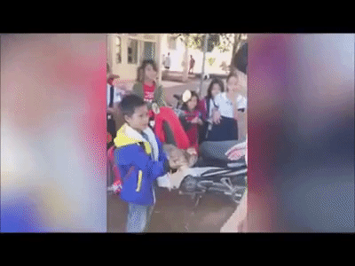 Clip: Bé trai vùng cao Quảng Trị ôm gà đến tặng cô giáo ngày 20/11, biểu cảm vụng về và đáng yêu khiến dân mạng thích thú - Ảnh 2. Clip: Bé trai vùng cao Quảng Trị ôm gà đến tặng cô giáo ngày 20/11, biểu cảm vụng về và đáng yêu khiến dân mạng thích thú - Ảnh 2.