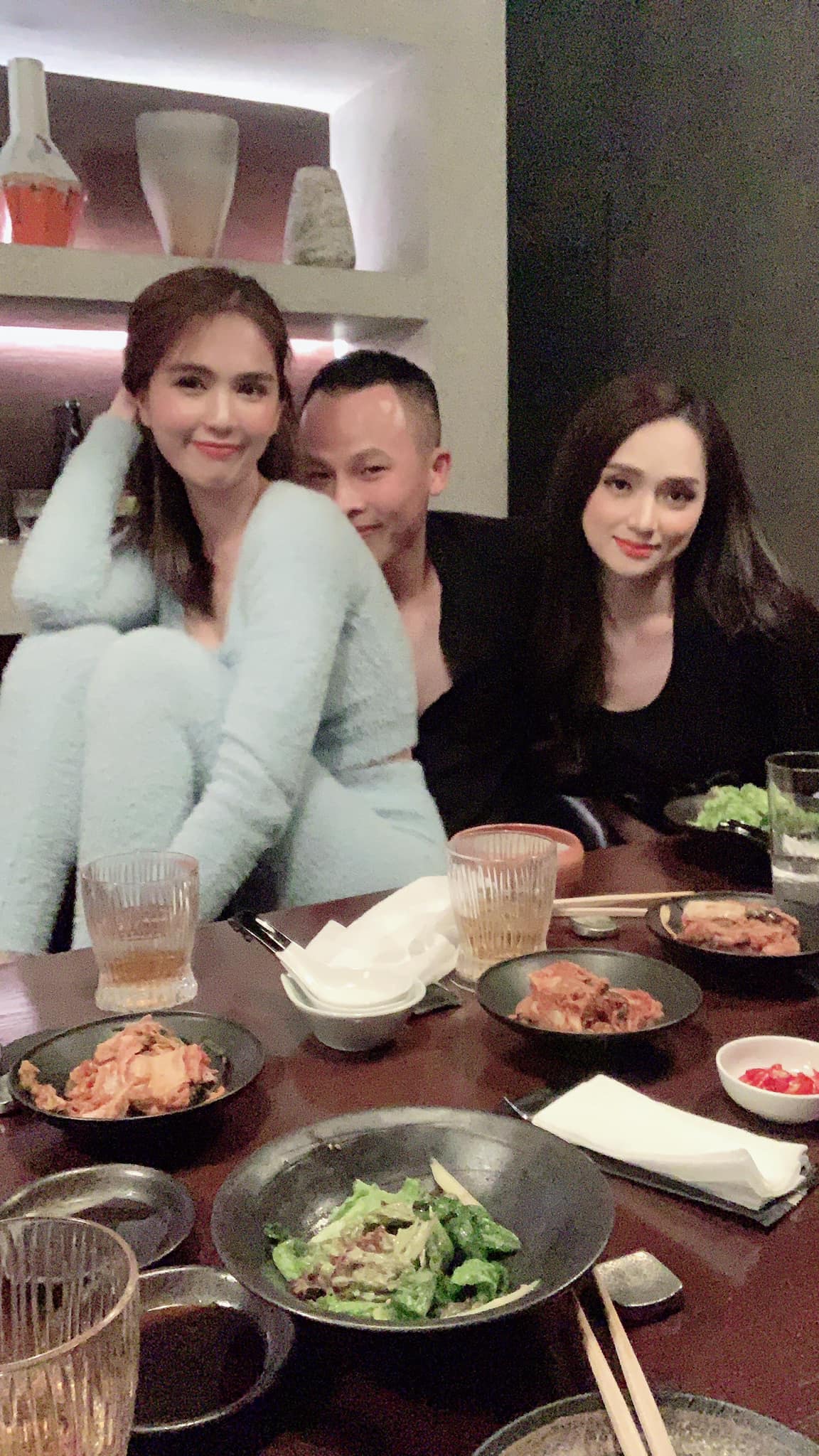 Hội bạn thân Vbiz tụ họp: Hương Giang lộ diện tươi tắn sau drama antifan, nhưng đáng chú ý hơn là hành động của Ngọc Trinh và Vũ Khắc Tiệp - Ảnh 4. Hội bạn thân Vbiz tụ họp: Hương Giang lộ diện tươi tắn sau drama antifan, nhưng đáng chú ý hơn là hành động của Ngọc Trinh và Vũ Khắc Tiệp - Ảnh 4.