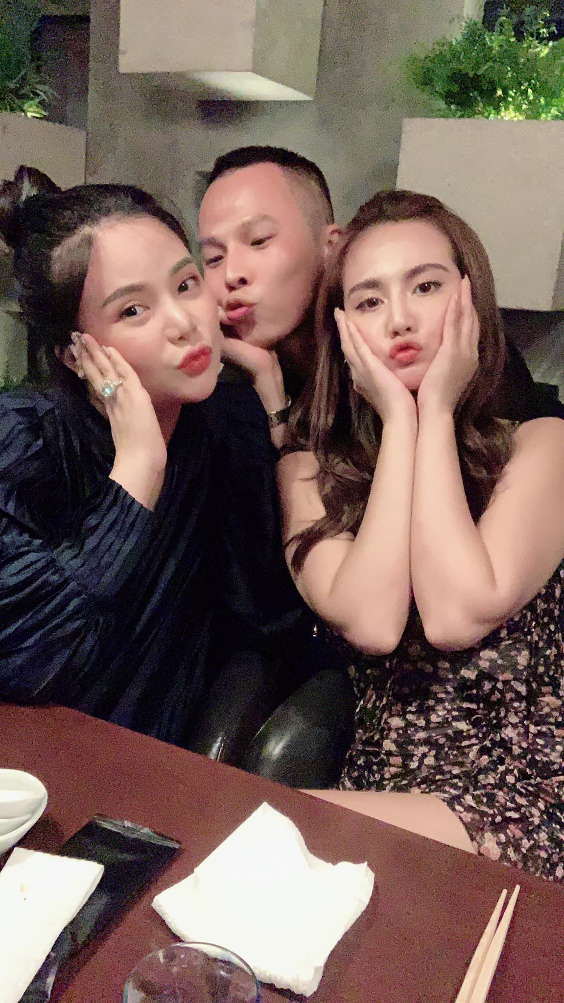 Hội bạn thân Vbiz tụ họp: Hương Giang lộ diện tươi tắn sau drama antifan, nhưng đáng chú ý hơn là hành động của Ngọc Trinh và Vũ Khắc Tiệp - Ảnh 6. Hội bạn thân Vbiz tụ họp: Hương Giang lộ diện tươi tắn sau drama antifan, nhưng đáng chú ý hơn là hành động của Ngọc Trinh và Vũ Khắc Tiệp - Ảnh 6.