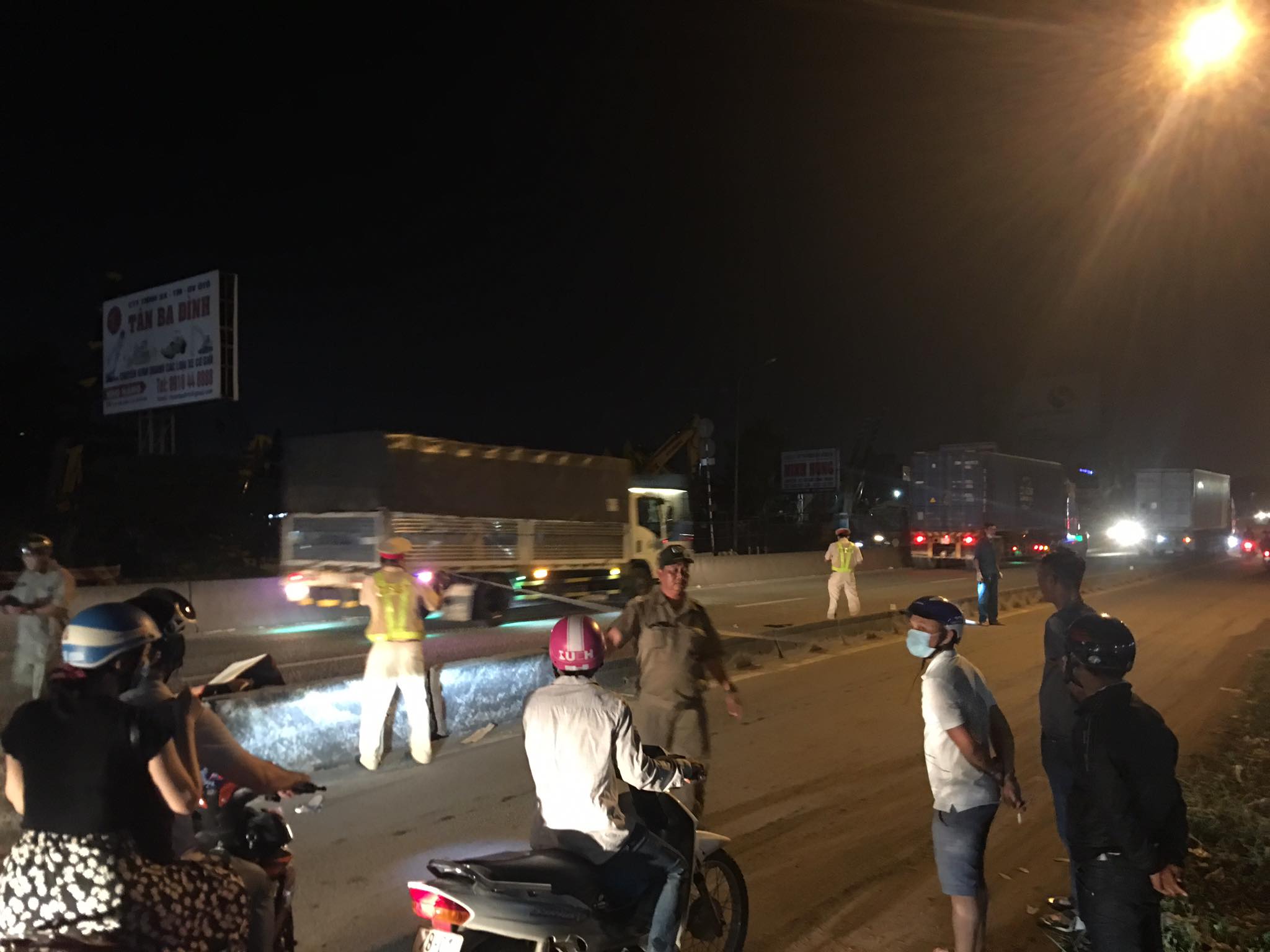 Ho Chi Minh City: Wife holds small child while hugging her husband's body after a collision with a container truck caused pain to people on the road - Photo 3.