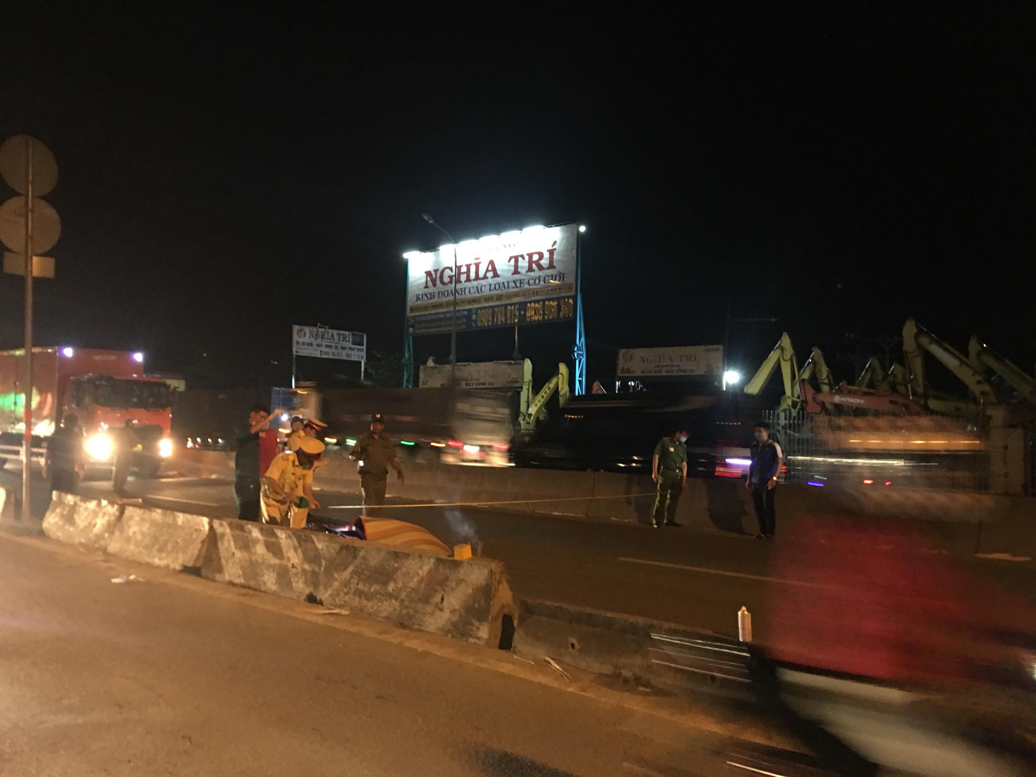 Ho Chi Minh City: Wife holds small child while hugging her husband's body after a collision with a container truck caused pain to people on the road - Photo 1.