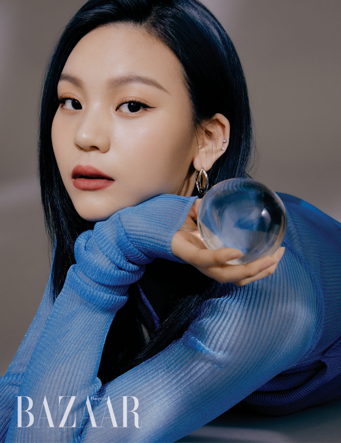 GFRIEND lột xác táo bạo trên tạp chí: Nữ idol xấu nhất lịch sử nhận không ra vì lột xác hút hồn, Yerin e ấp vòng 1 xịt máu mũi - Ảnh 2. GFRIEND lột xác táo bạo trên tạp chí: Nữ idol xấu nhất lịch sử nhận không ra vì lột xác hút hồn, Yerin e ấp vòng 1 xịt máu mũi - Ảnh 2.