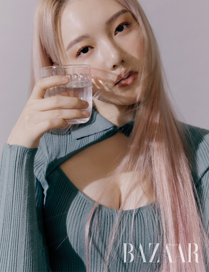 GFRIEND lột xác táo bạo trên tạp chí: Nữ idol xấu nhất lịch sử nhận không ra vì lột xác hút hồn, Yerin e ấp vòng 1 xịt máu mũi - Ảnh 3. GFRIEND lột xác táo bạo trên tạp chí: Nữ idol xấu nhất lịch sử nhận không ra vì lột xác hút hồn, Yerin e ấp vòng 1 xịt máu mũi - Ảnh 3.