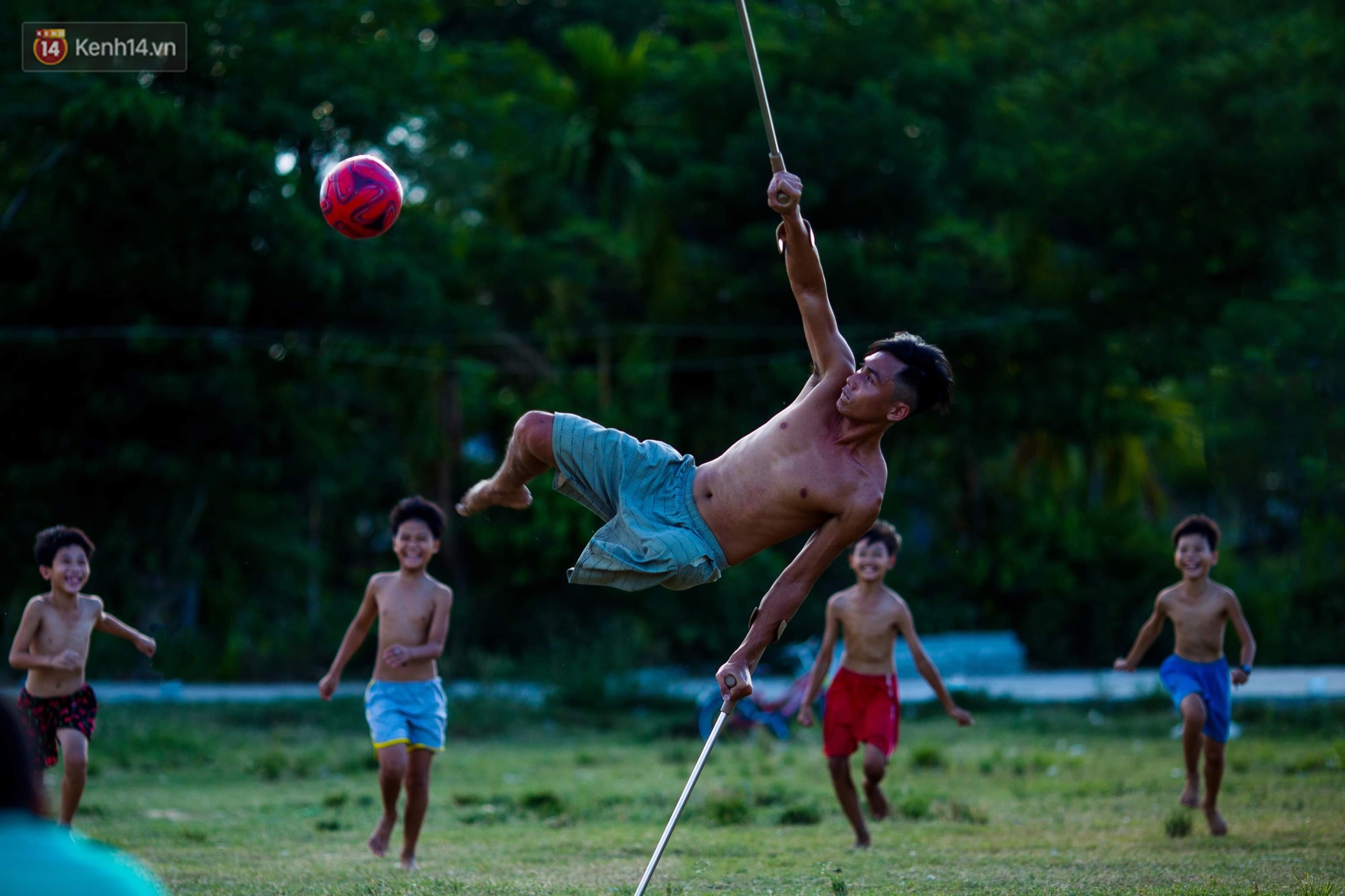 Th&aacute;nh một ch&acirc;n Lương Phi: Từ cậu b&eacute; bị g&atilde; t&acirc;m thần ch&eacute;m mất ch&acirc;n đến h&agrave;nh tr&igrave;nh trở th&agrave;nh YouTuber tử tế - Ảnh 4.