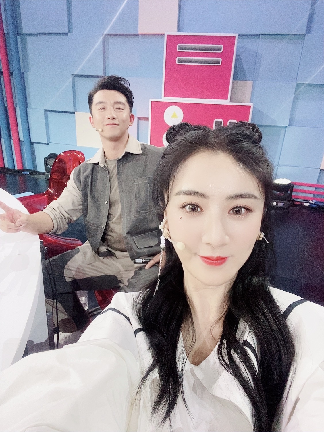 Kiếm hơn nghìn tỷ chỉ sau 7 tiếng, bí quyết nào giúp nữ hoàng livestream xứ Trung từ chủ shop thời trang vô danh trở thành triệu phú? - Ảnh 3. Kiếm hơn nghìn tỷ chỉ sau 7 tiếng, bí quyết nào giúp nữ hoàng livestream xứ Trung từ chủ shop thời trang vô danh trở thành triệu phú? - Ảnh 3.